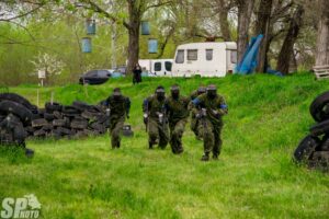 kék-jàtékosok-a-paintball-pàlyàn-kezdés-amazonaspaintball-hu