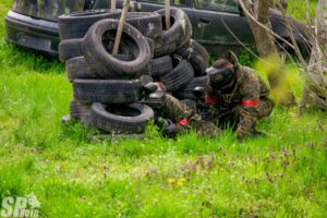 piros-paintball-jàtékosok-a-terepen-amazonaspaintball-hu